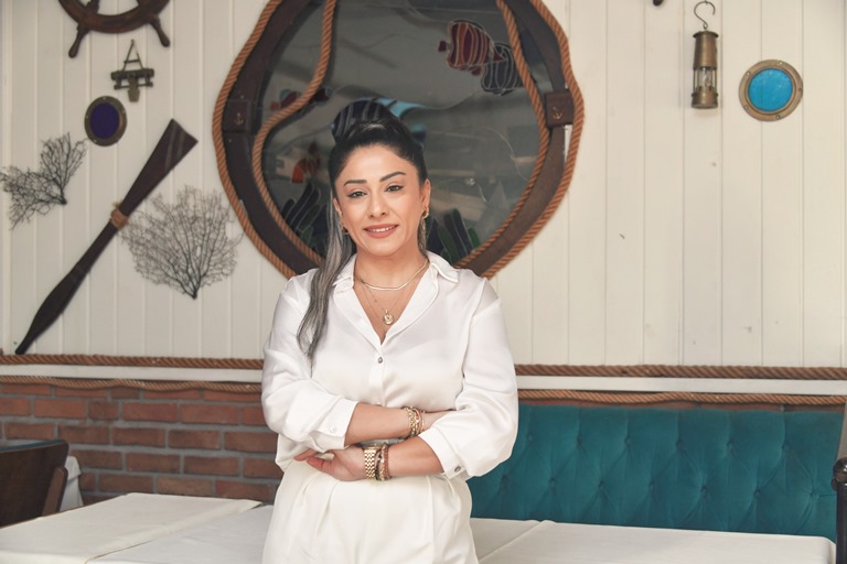Aylin Sertdemir :   Tutkusunun Peinden Giderek lham Dolu Bir Baar Hikayesi Yazd 